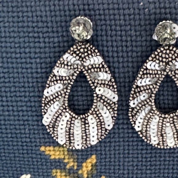 DEEPA BY DEEPA GURNANI GRAY SEQUINED HANGING PIERCED TEARDROP EARRINGS INDIA - Picture 3 of 9